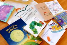 Babafotót és könyvkelengyét kapnak a újszülöttek és szüleik